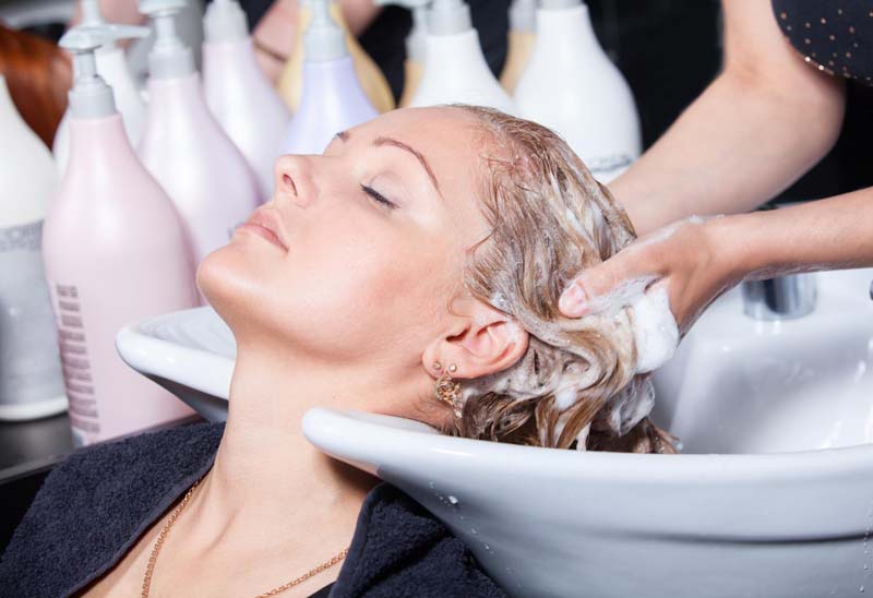Salon à Saint-Priest proposant des conseils avisés sur la couleur de cheveux qui convient le mieux à votre carnation