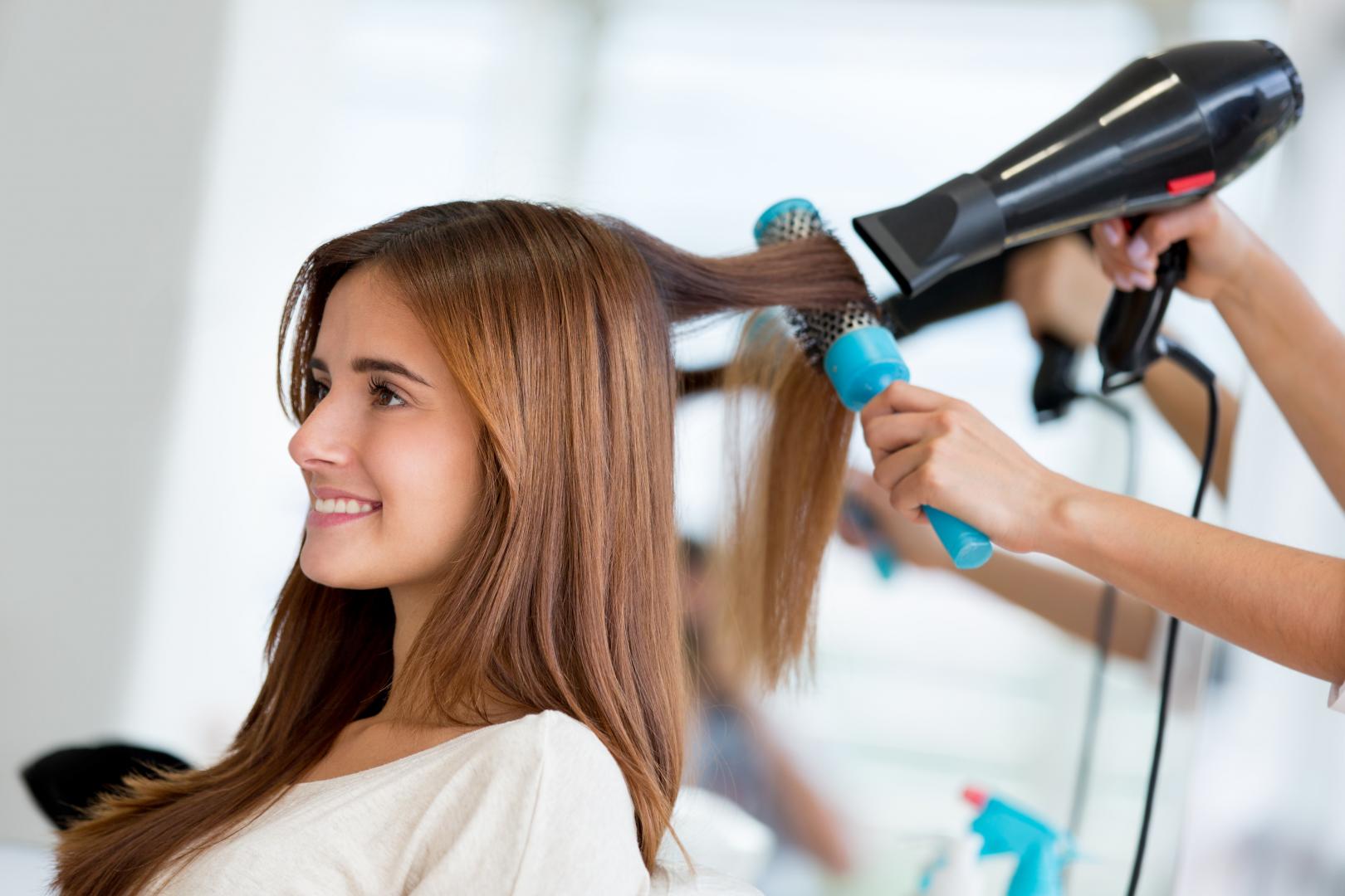Salon tendance mixte aux nouveaux styles et nouvelles techniques

