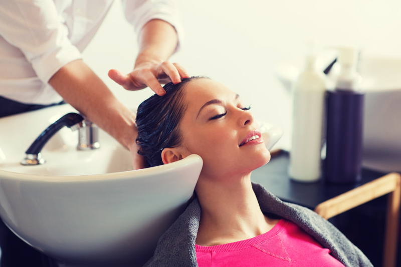 Salon tendance mixte aux nouveaux styles et nouvelles techniques
