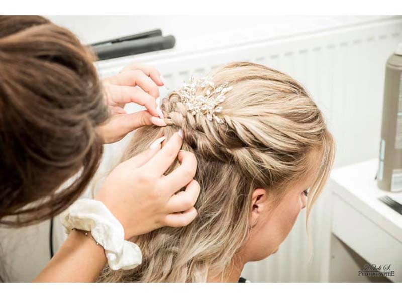 Comment choisir la coiffure de mariée parfaite en fonction de sa robe et de son style à Saint-Priest ?
